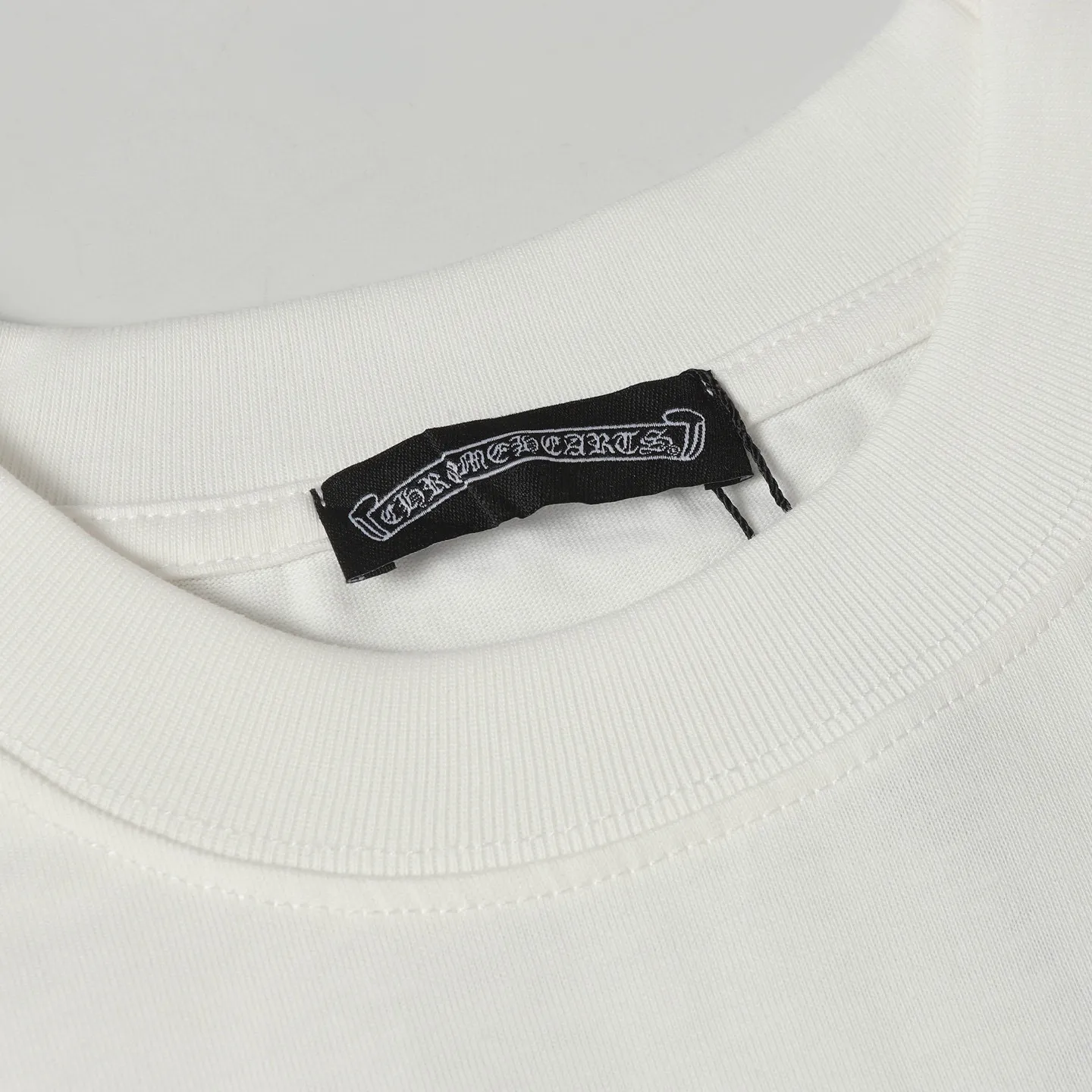 🅿️180 Chrome hearte/Chrome heart ch 25ss early spring Sanskrit letter printed short-sleeved T-shirt. A must-have item for daily commuting for men and women in light luxury. The correct version is welcome to compare. Detailed features: ·280 grams of 100% pure cotton double yarn jersey fabric. ·Custom-dyed in the same vat with special thickened 32 count double-strand 1x1 thread. ·Double-needle cross-stitching process. ·Original main mark washed hangtag. Color: black white. Size: XS-L